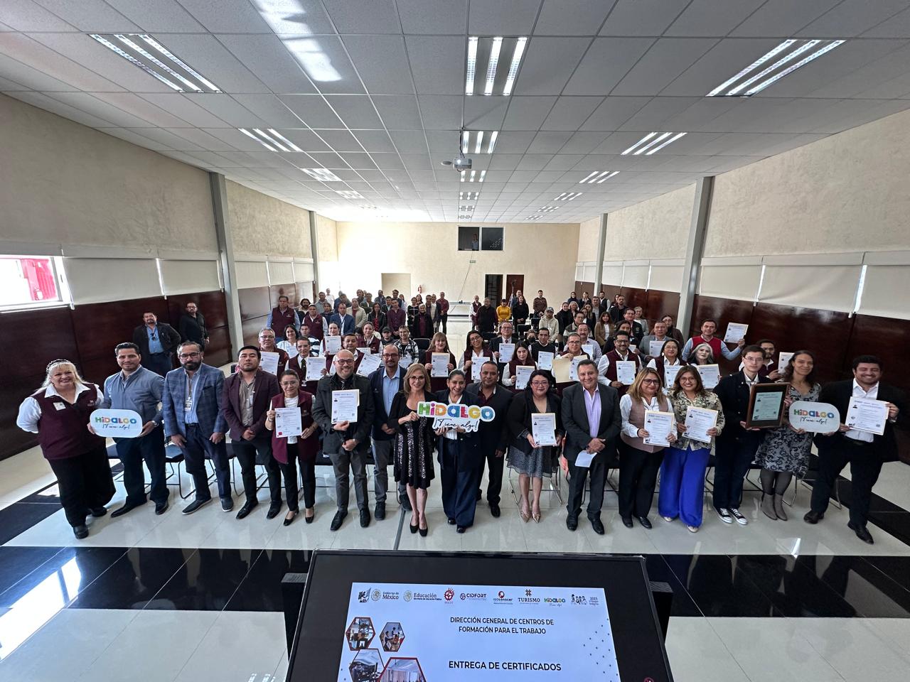 Entrega de Certificados a personal de SECTUR